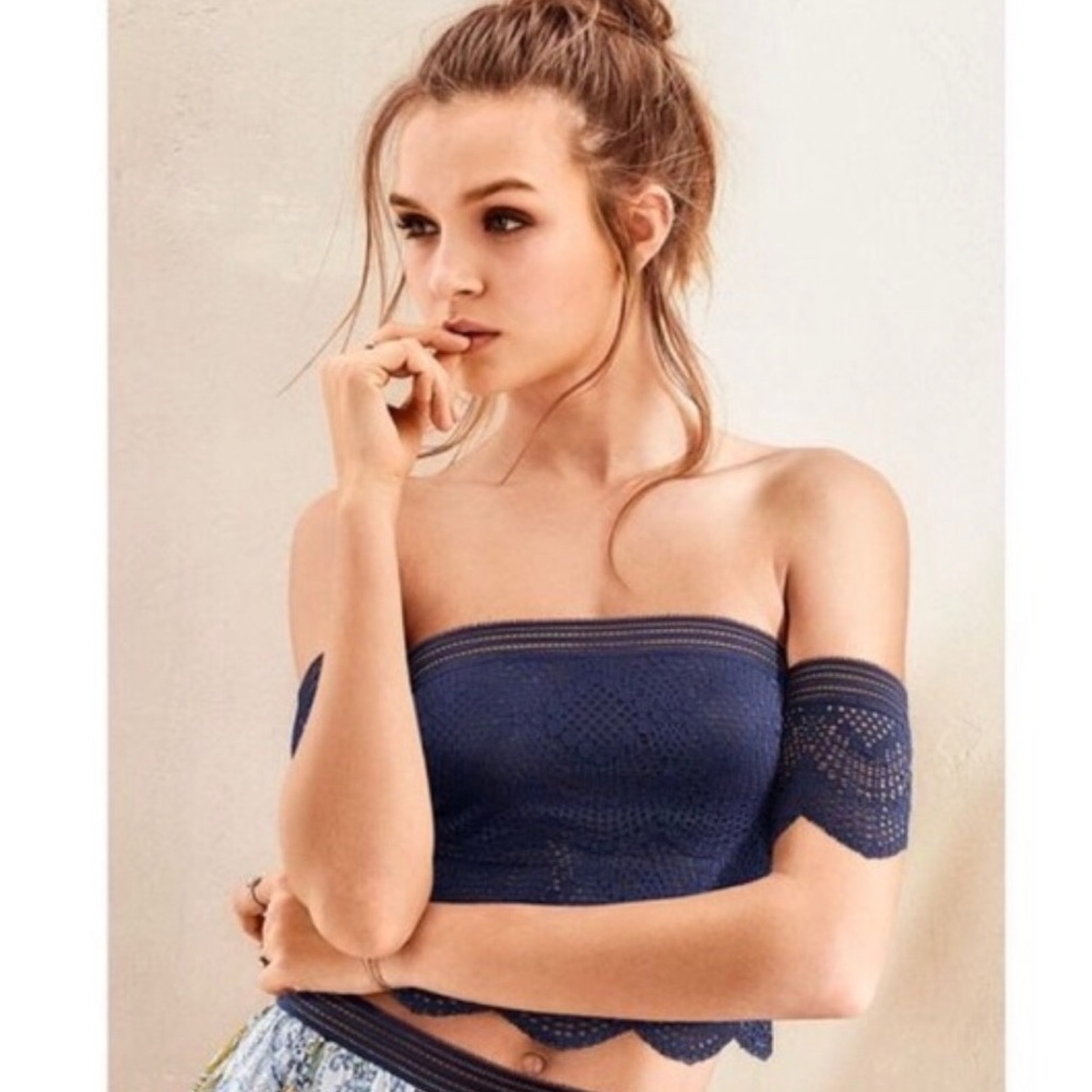 Victoria’s Secret Lace Off thé Shoulder Top